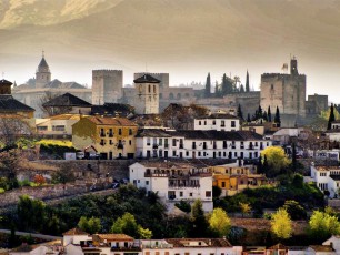 Vista de la Alhambra con Sierra Nevada de fondo